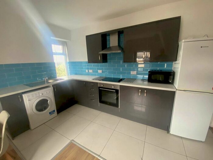 3 Bedroom Flat To Rent In Gwydr Crescent, Uplands, Swansea, SA2