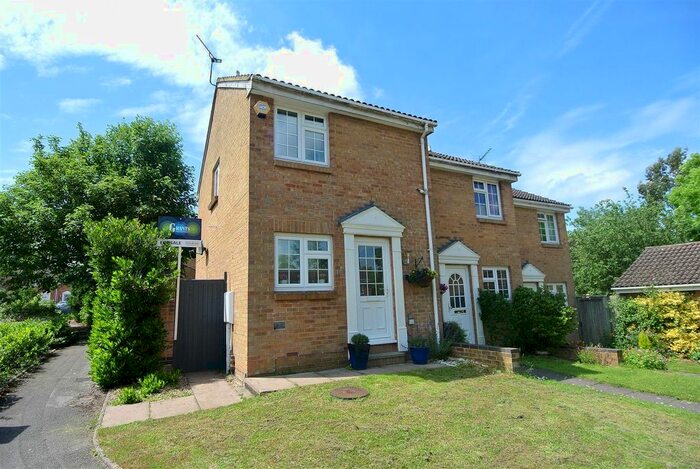 2 Bedroom Property To Rent In Finnart Close, Weybridge, KT13