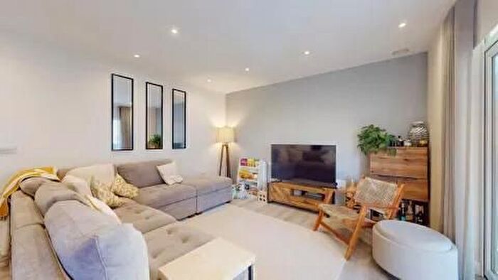 2 Bedroom Flat To Rent In Park Royal, London, NW10