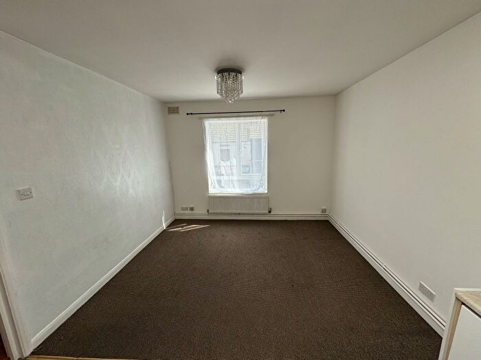 1 Bedroom Flat To Rent In High Street, Chatham, ME4