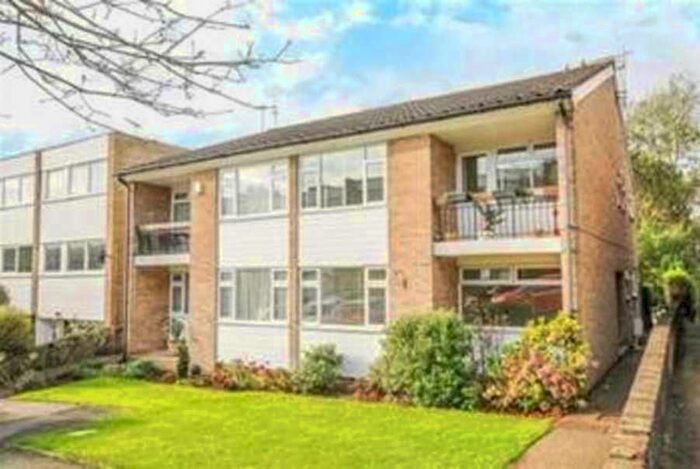 2 Bedroom Flat To Rent In The Cedars, Buckhurst Hill IG9