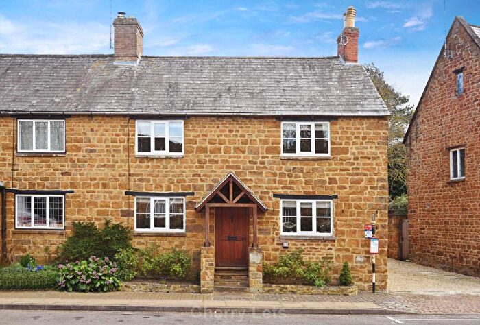 4 Bedroom Semi-Detached House To Rent In High Street, Bloxham, OX15