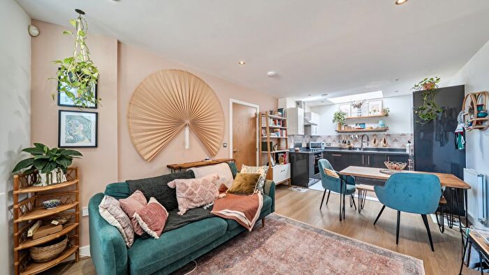 1 Bedroom Terraced House For Sale In Parade Gardens, Chingford, E4