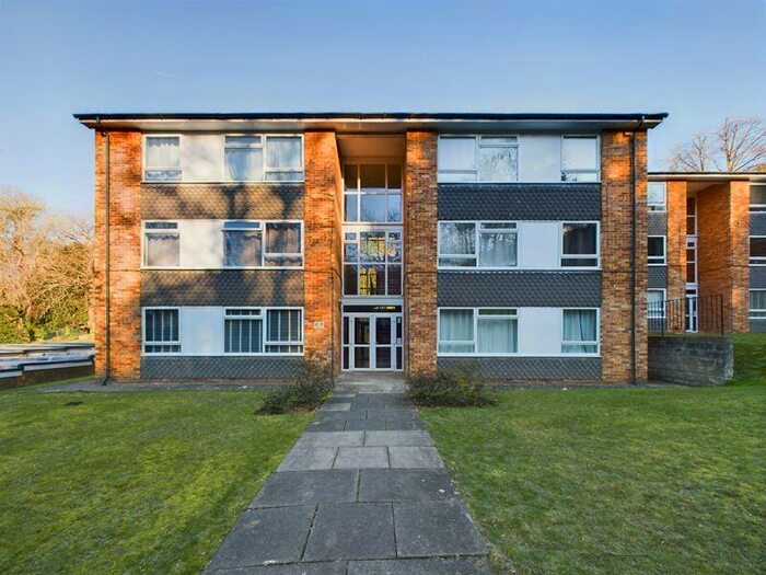 2 Bedroom Flat To Rent In Hillside Road, Whyteleafe - &#;, CR3