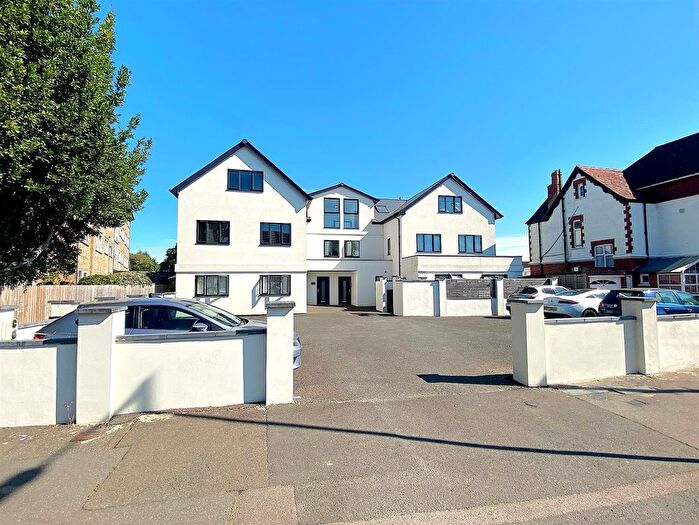 2 Bedroom Flat For Sale In Collington Avenue, Bexhill-On-Sea, TN39