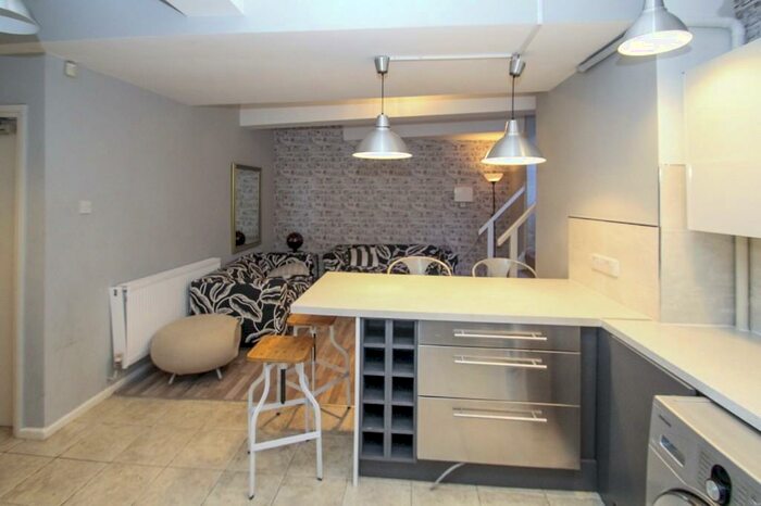 4 Bedroom Apartment To Rent In Delph Lane, Woodhouse, LS6