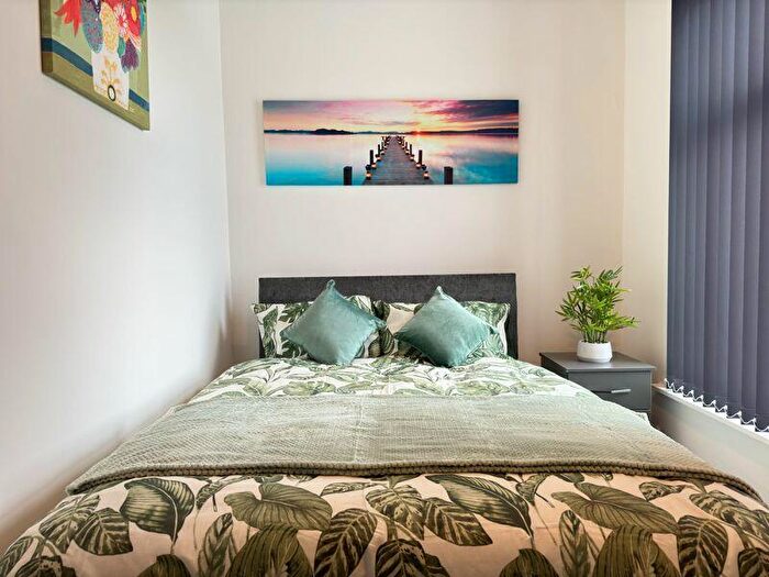 1 Bedroom House Of Multiple Occupation To Rent In Stunning Rooms Available - Bury Road, Bolton, -, BL2