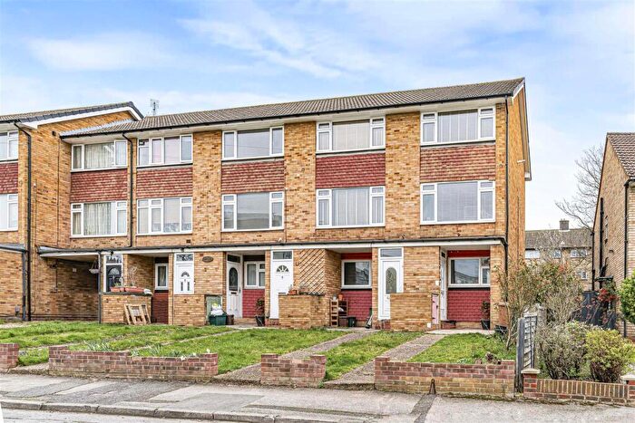 2 Bedroom Maisonette For Sale In Cressingham Grove, Sutton, SM1