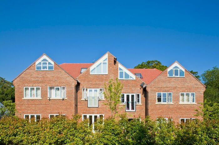 2 Bedroom Flat To Rent In Flat 1, 32 Chiltern Court, Goring On Thames RG8