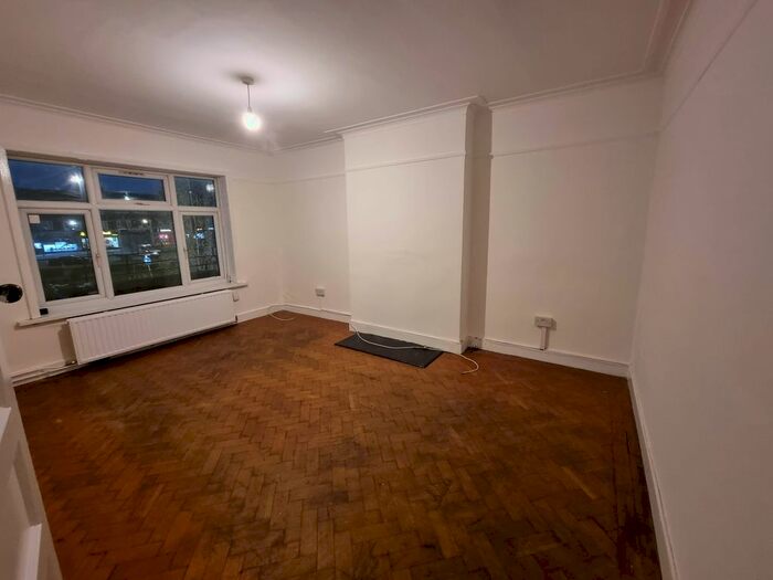 4 Bedroom Flat To Rent In Queensbury Station Parade, Edgware, London, HA8