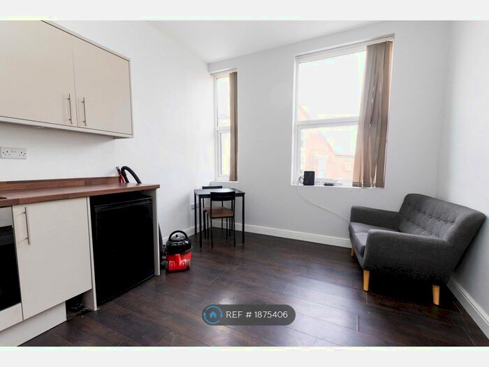 1 Bedroom Flat To Rent In Dovercastle, Nottingham, NG7