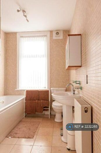 2 Bedroom End Of Terrace House To Rent In Rosemont Grove, Leeds, LS13
