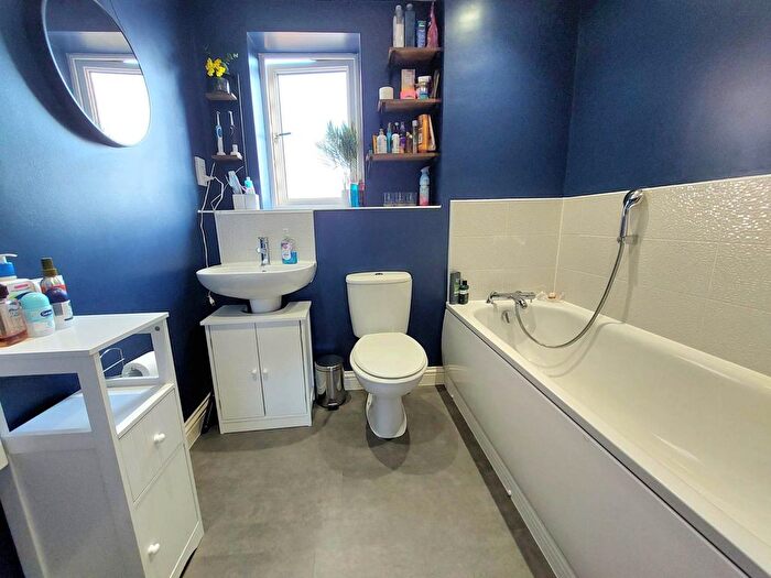 2 Bedroom Flat For Sale In Edge Street, Aylesbury, HP19