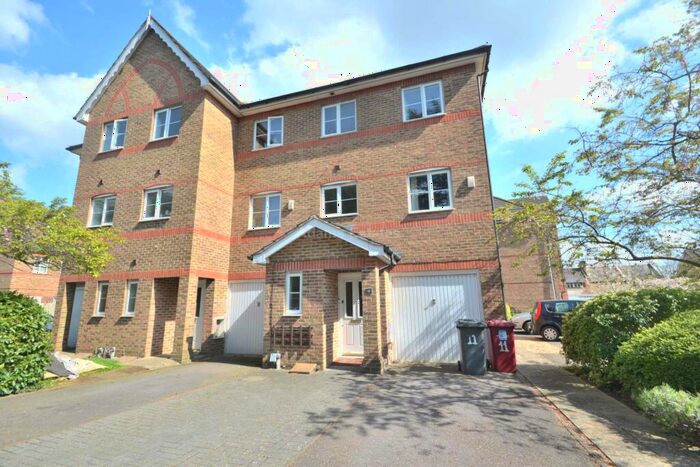 4 Bedroom Town House To Rent In Cintra Close, Reading, RG2