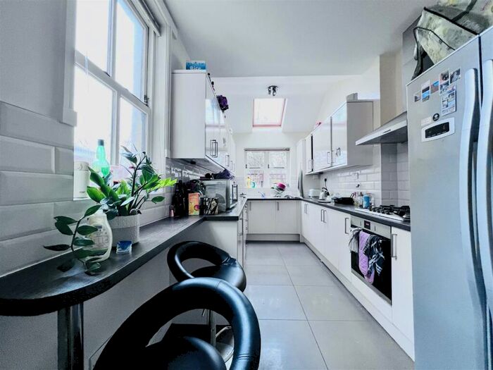 6 Bedroom House To Rent In Cycle Road, Nottingham, NG7