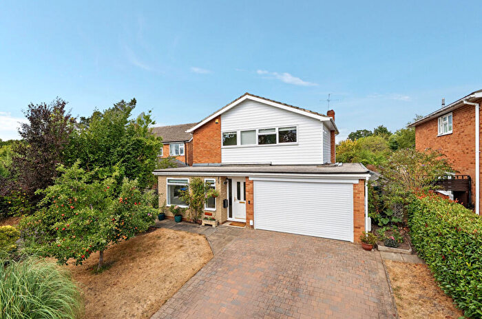 3 Bedroom Detached House For Sale In Ellis Farm Close, Woking, Surrey, GU22