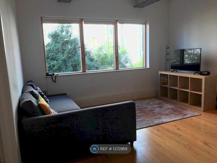 2 Bedroom Flat To Rent In Houghton Square, London, SW9