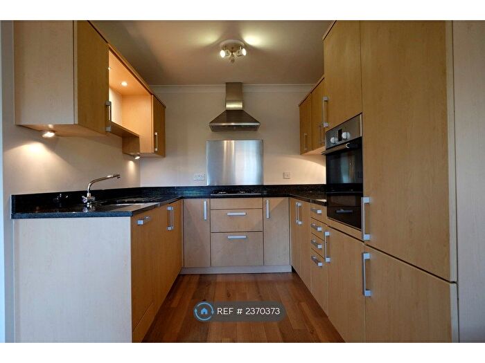 2 Bedroom Flat To Rent In Rowan House, Guildford, GU1