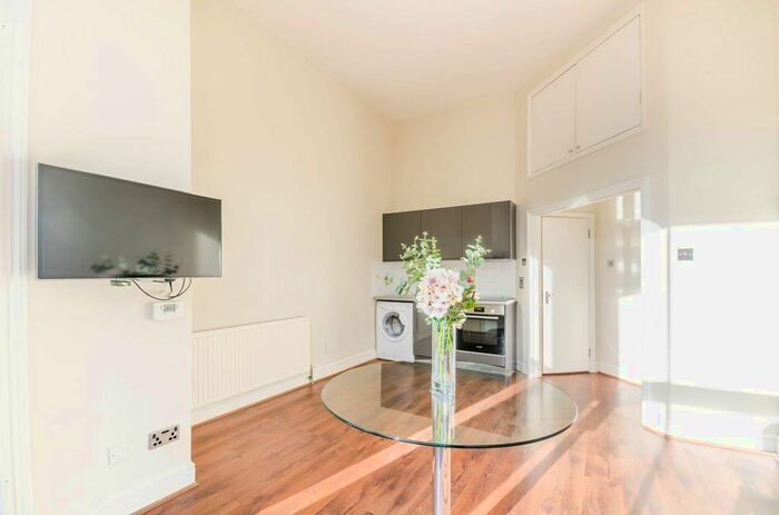 1 Bedroom Flat To Rent In Longridge Road, Earls Court, London, SW5