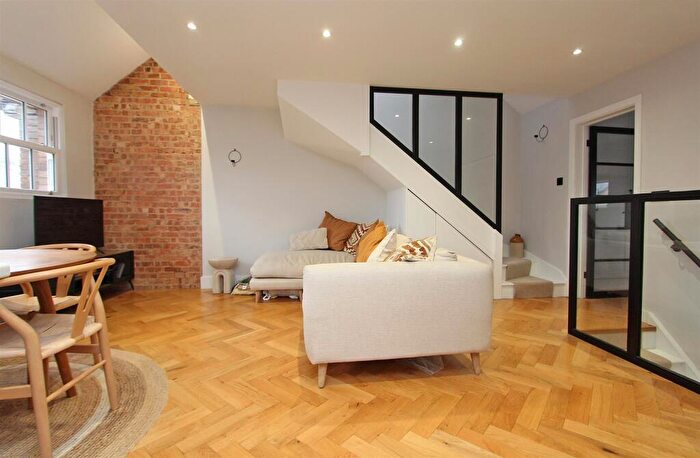 2 Bedroom Maisonette To Rent In High Road, Chipstead, Coulsdon, CR5