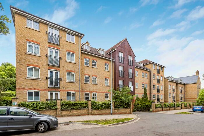 2 Bedroom Flat To Rent In Pegs Lane, Hertford, SG13