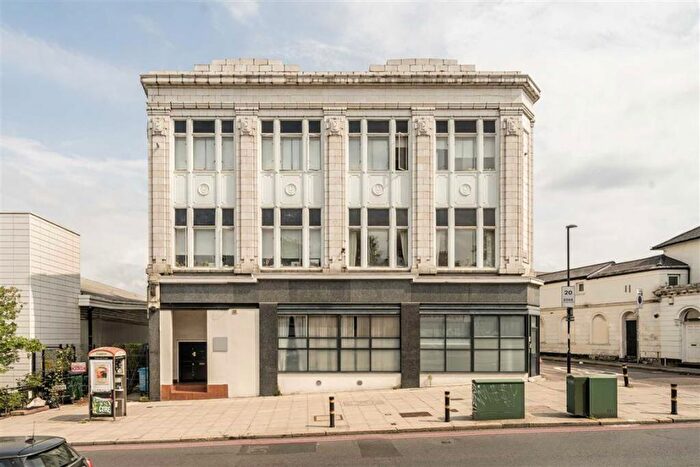 Flat To Rent In Lewisham Way, New Cross, SE14