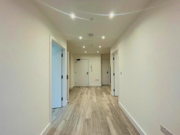 2 Bedroom Flat To Rent In - Desborough Street, High Wycombe, HP11