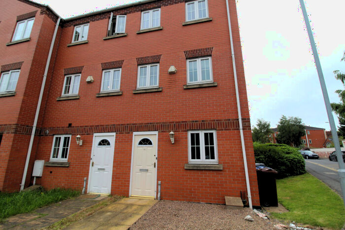 4 Bedroom Town House To Rent In Burton-on-Trent, DE14