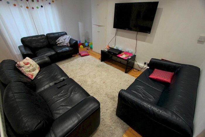 8 Bedroom Semi-Detached House To Rent In Linden Grove, Manchester, Greater Manchester, M14