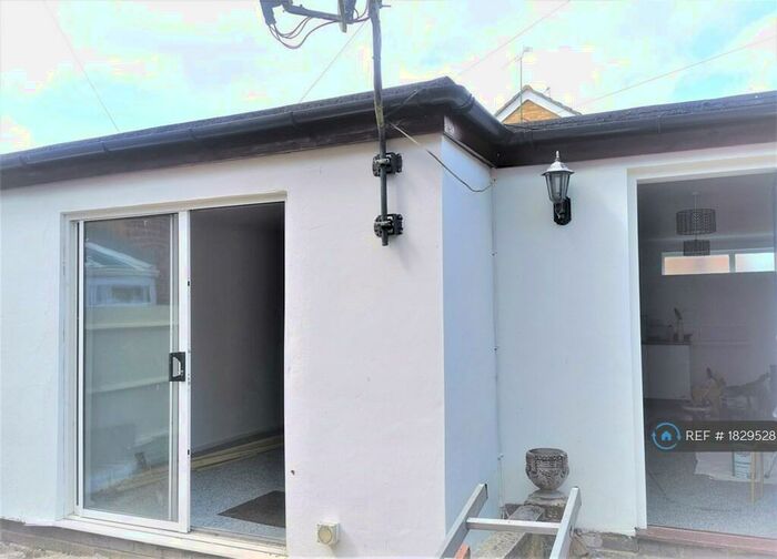 5 Bedroom End Of Terrace House To Rent In Lea Close, Reading, RG30