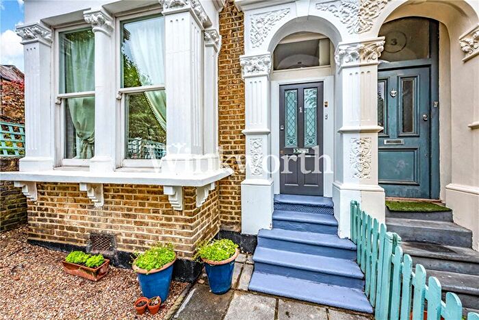 2 Bedroom Apartment For Sale In Coningsby Road, London, N4