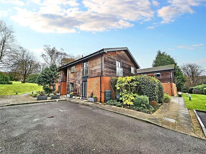 2 Bedroom Flat For Sale In Wispers Lane, Haslemere, Surrey, GU27