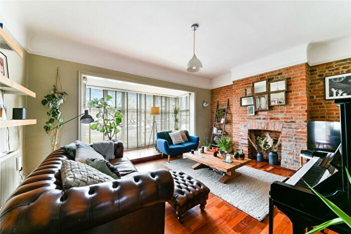 2 Bedroom Maisonette To Rent In Victoria Park Road, London, E9