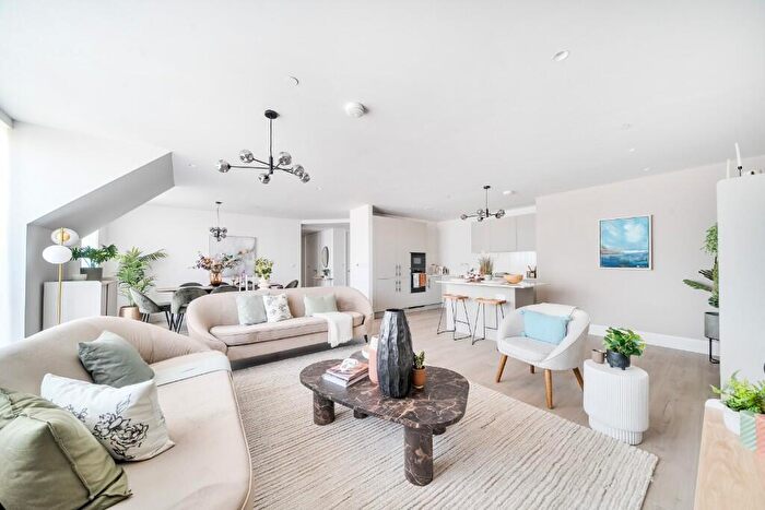2 Bedroom Retirement Property For Sale In Hobbs Close, West Byfleet, KT14