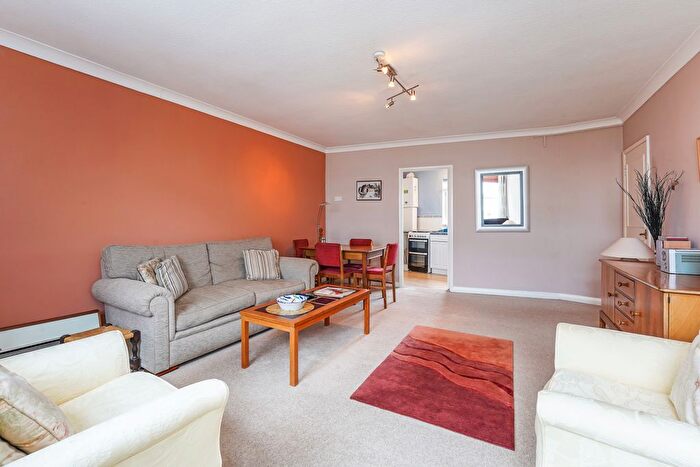 1 Bedroom Flat To Rent In Courtfield Gardens, Earls Court, London, SW5