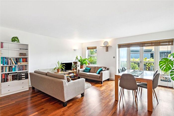 2 Bedroom Flat To Rent In Barrington Court, London, SW4