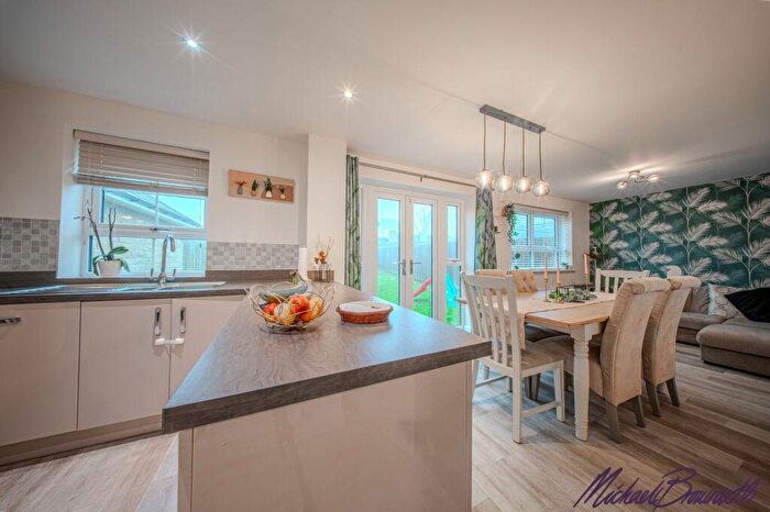 4 Bedroom Detached House For Sale In Clayton, Bradford, BD14