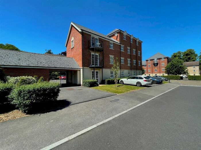 2 Bedroom Flat To Rent In Old College Road, Newbury, RG14