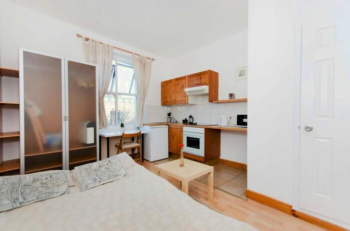 Studio To Rent In West Cromwell Road, Earls Court, London, SW5