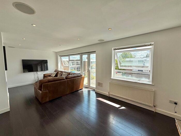 2 Bedroom Flat For Sale In Hutton Road, Shenfield, Brentwood, CM15