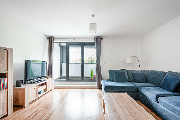 2 Bedroom Apartment For Sale In Triangle Road, E8