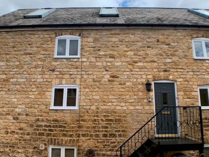 2 Bedroom Mews To Rent In Water Street, Stamford, PE9