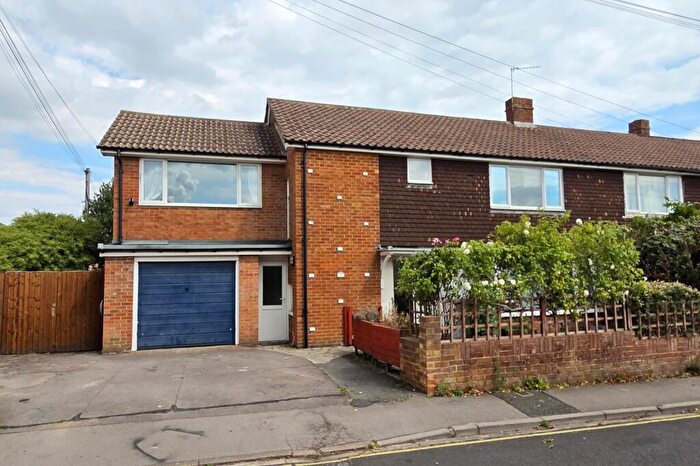4 Bedroom Semi-Detached House For Sale In Derlyn Road, Fareham, PO16