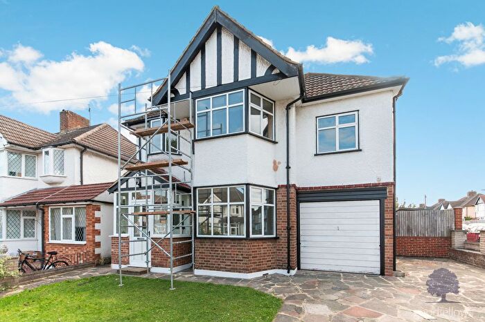 4 Bedroom Detached House To Rent In Litchfield Avenue, Morden, SM4