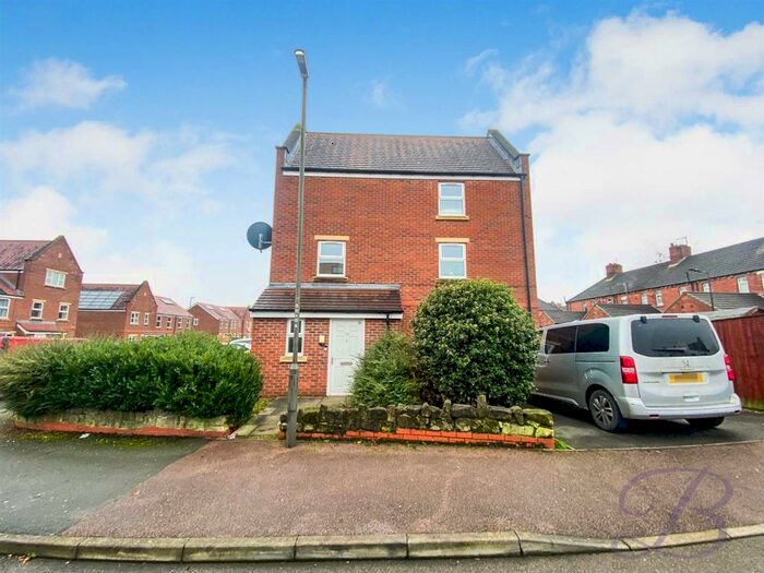 4 Bedroom Town House To Rent In Church Drive, Shirebrook, Mansfield, NG20