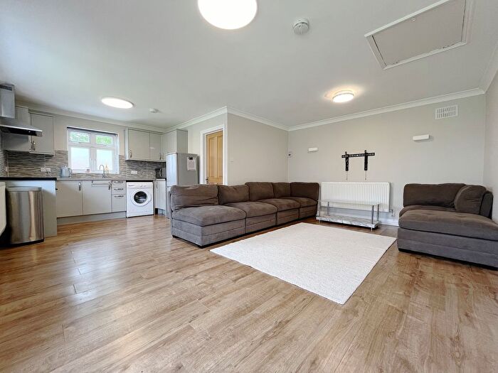 2 Bedroom Flat To Rent In Shelley Crescent, Hounslow, Greater London, TW5