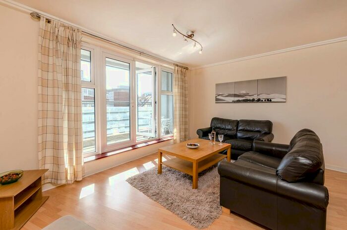 2 Bedroom Flat To Rent In Station Approach, Woking, GU22