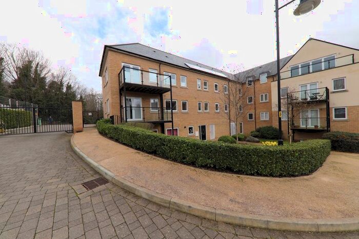 2 Bedroom Flat To Rent In Victoria Close, Rickmansworth, WD3
