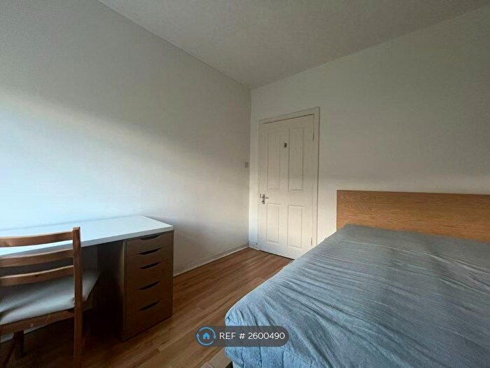 3 Bedroom Flat To Rent In Richmond Place, Edinburgh, EH8