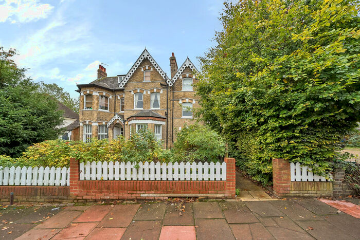 2 Bedroom Flat To Rent In Shortlands Grove, Bromley, BR2